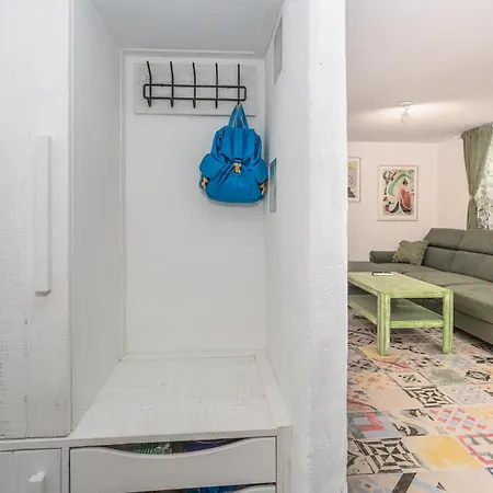 Apartment In With Kitchen *